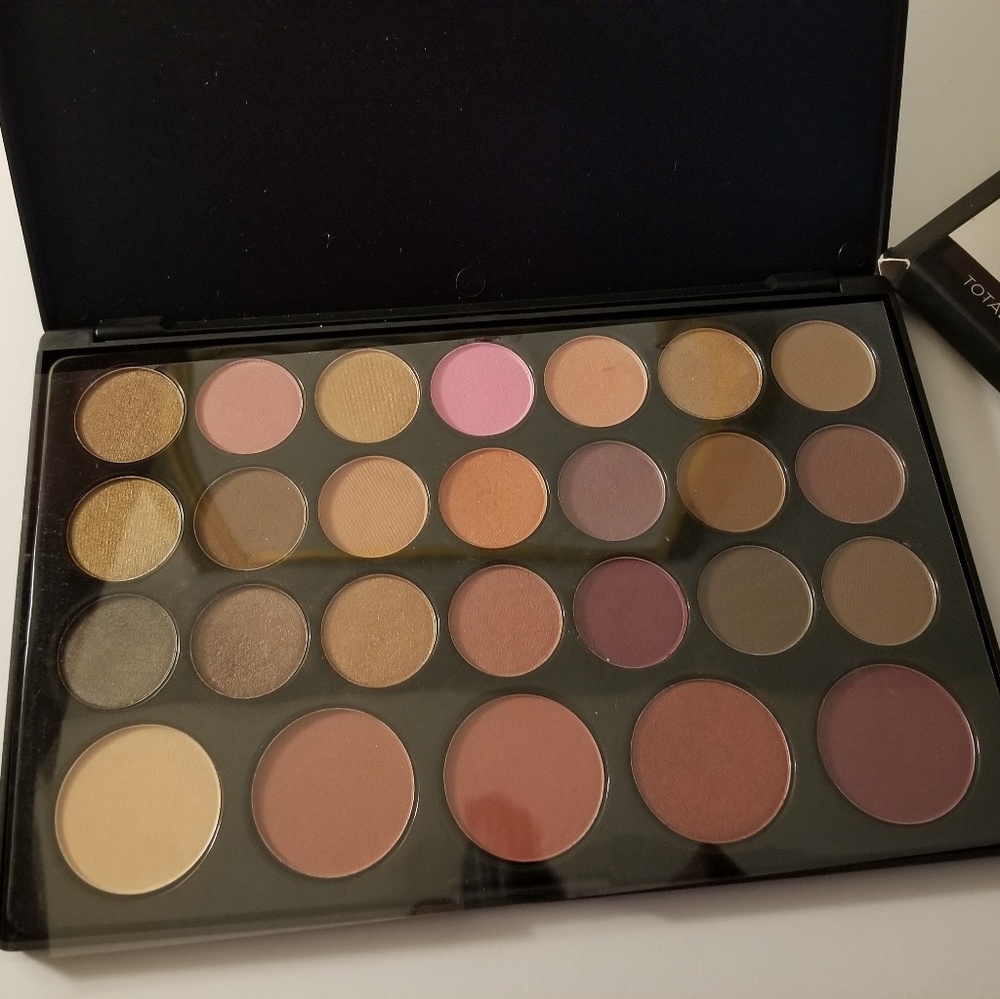Bh Cosmetic Eyeshadow & Blush palette
